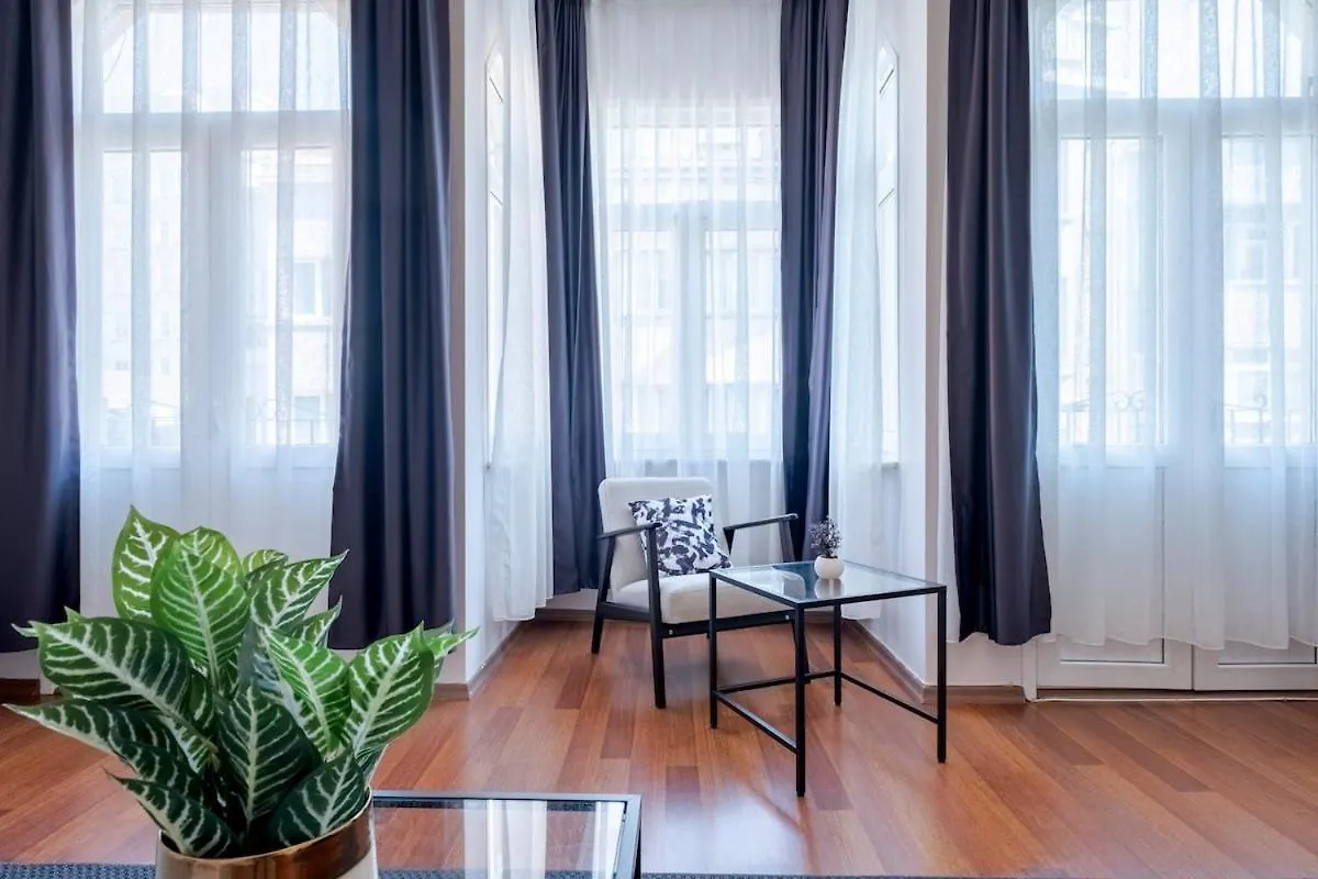 High-Ceiling 3-Bedroom Apartment Istanbul