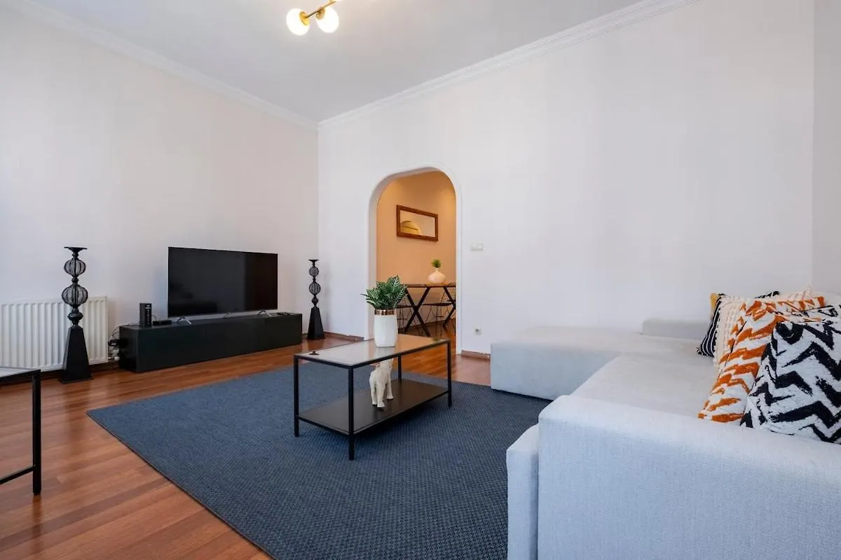High-Ceiling 3-Bedroom Apartment Istanbul 0*,