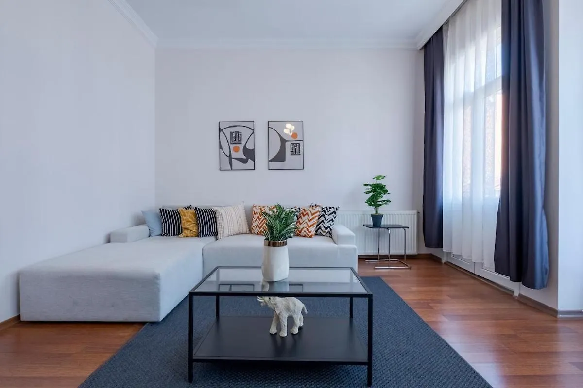 High-Ceiling 3-Bedroom Apartment Istanbul 0*,