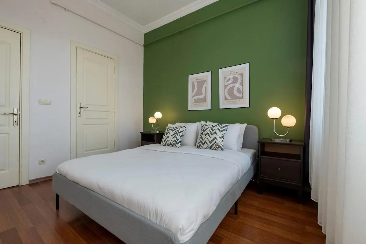 High-Ceiling 3-Bedroom Apartment Istanbul 0*,