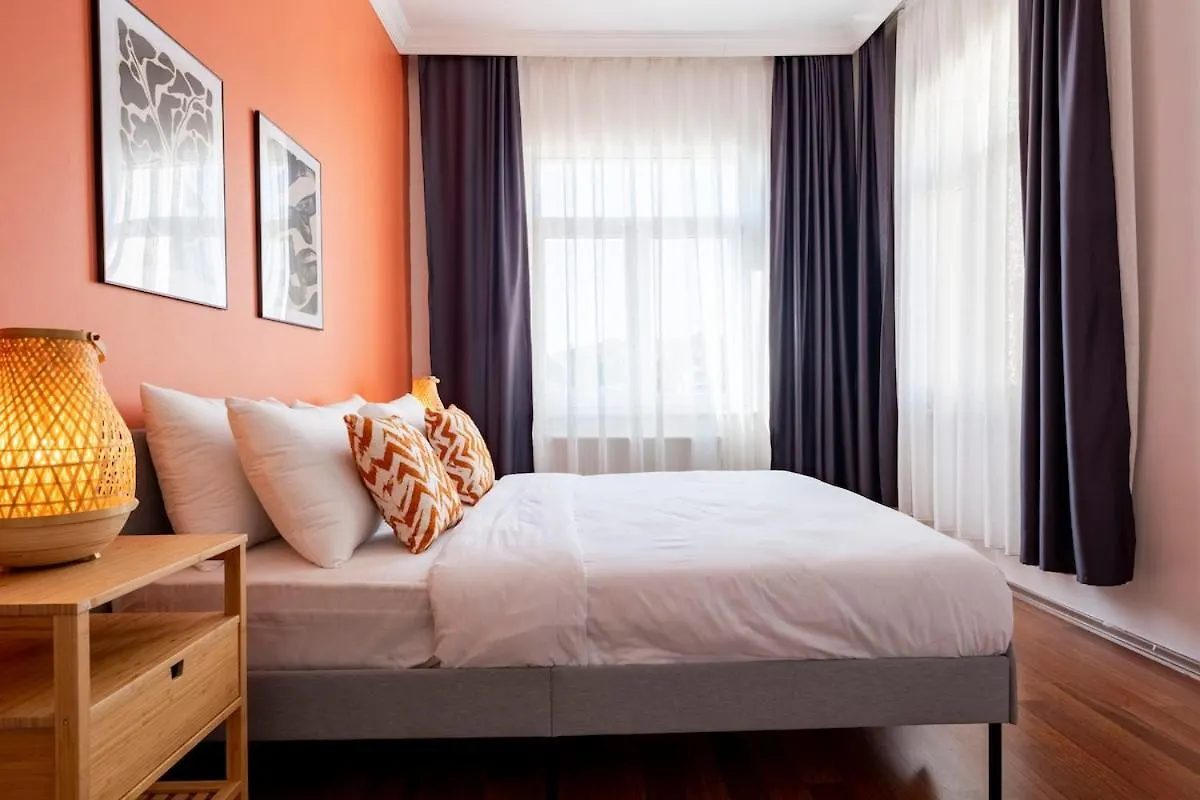 High-Ceiling 3-Bedroom Apartment Istanbul 0*,